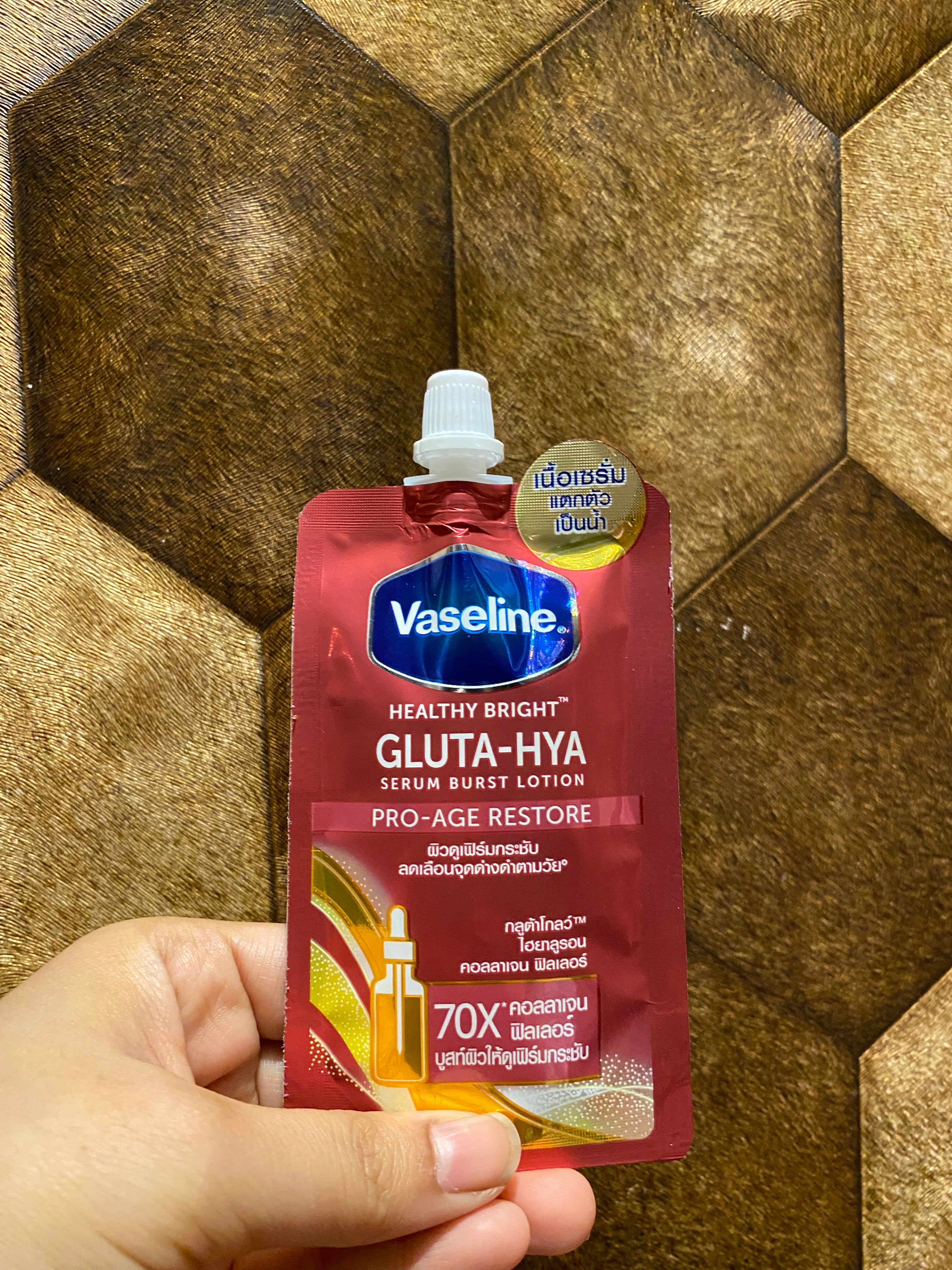 Vaseline Gluta-Hya Serum Burst Lotion Pro-Age Restore